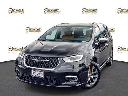 Used 2023 Chrysler Pacifica Pinnacle FWD image 1