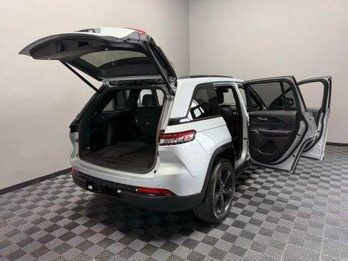 Used 2024 Jeep Grand Cherokee Altitude AWD/4WD image 28