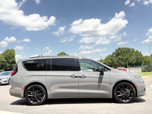 Used 2025 Chrysler Pacifica Limited FWD image 7