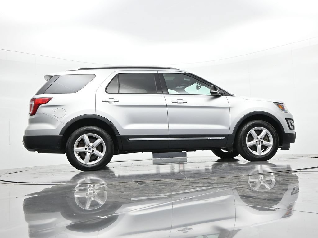 Used 2017 Ford Explorer XLT w/ Equipment Group 201A AWD/4WD image 23