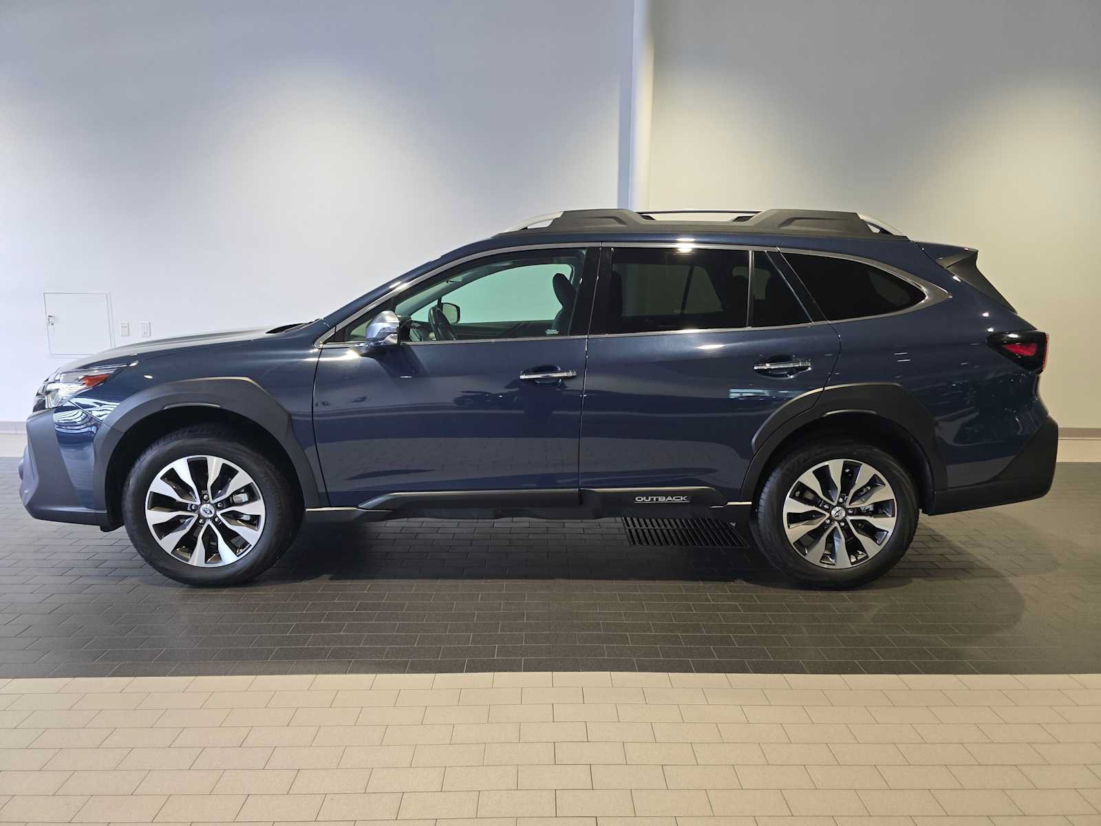 Used 2025 Subaru Outback Touring w/ Tech Package 3 AWD/4WD image 2