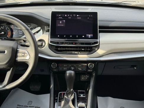 Used 2025 Jeep Compass Limited image 21