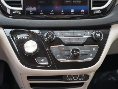 Used 2023 Chrysler Pacifica Touring-L FWD image 22