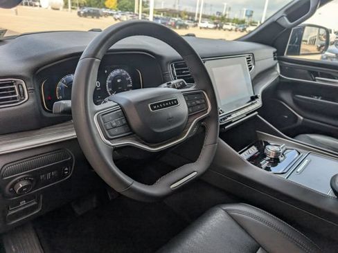 Used 2024 Jeep Wagoneer Series III AWD/4WD image 9