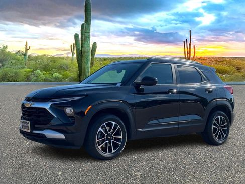 Used 2025 Chevrolet TrailBlazer LT image 2