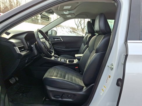 Used 2023 Mitsubishi Outlander SE image 13