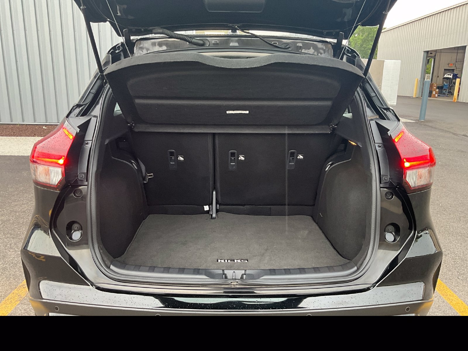 Used 2023 Nissan Kicks SR w/ SR Premium Package FWD image 11
