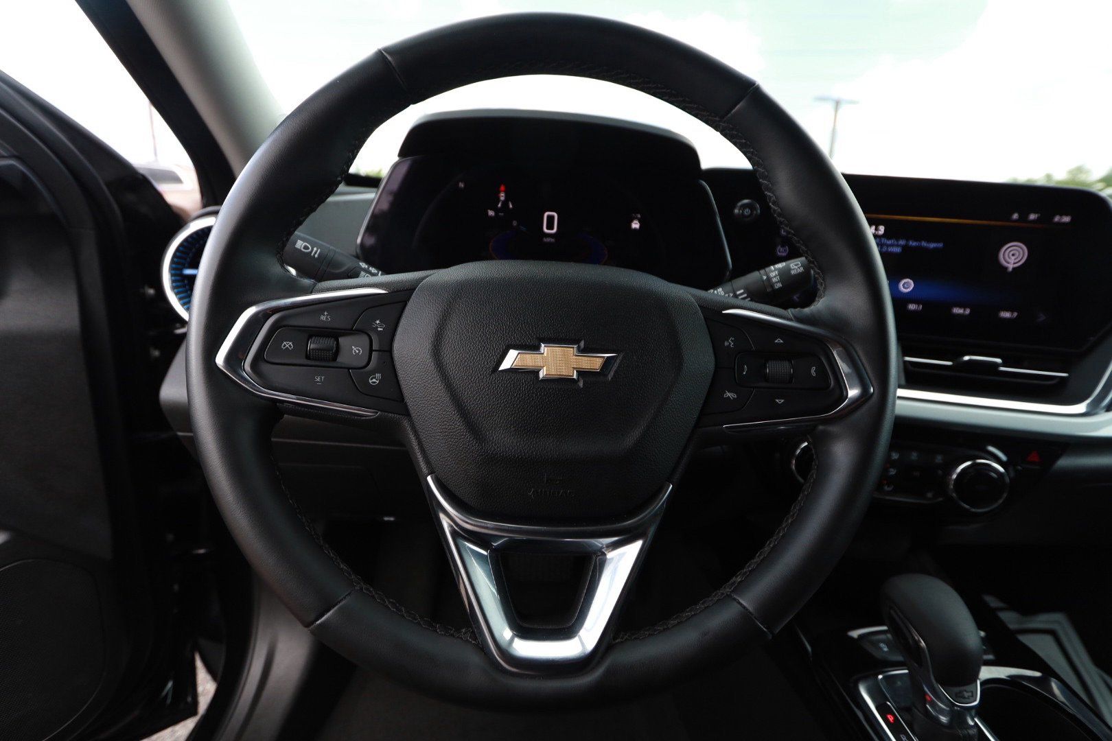 Used 2025 Chevrolet Trax LT w/ LT Convenience Package FWD image 10