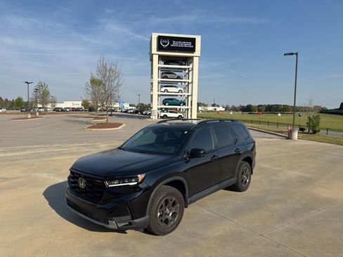 Used 2025 Honda Pilot TrailSport image 2