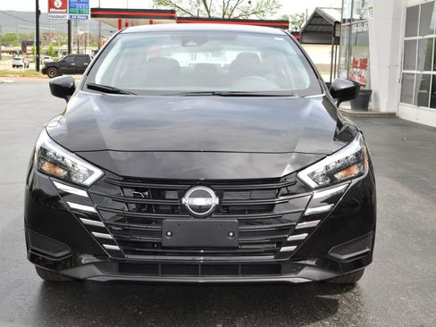 Used 2025 Nissan Versa SV image 3