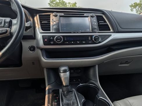 Used 2018 Toyota Highlander XLE AWD/4WD image 16