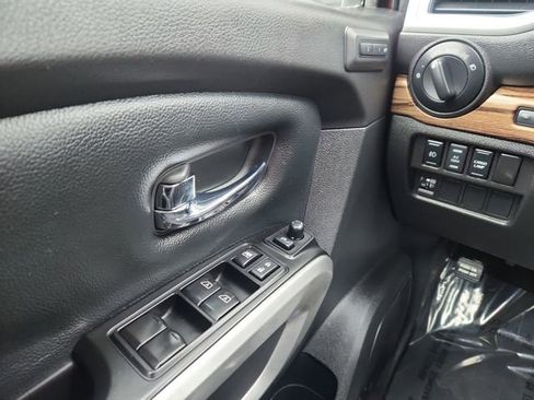 Used 2018 Nissan Titan SL image 37