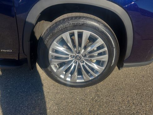 Used 2025 Toyota Highlander Platinum image 13