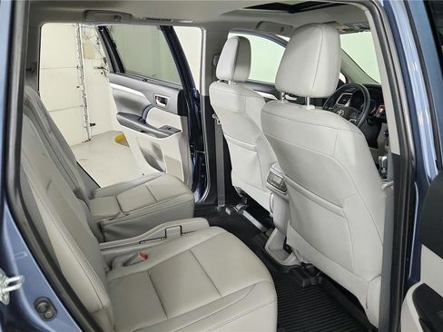 Used 2019 Toyota Highlander XLE image 20