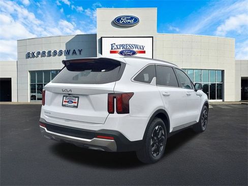 Used 2024 Kia Sorento S image 6