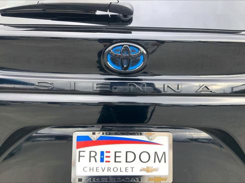 Used 2024 Toyota Sienna XLE Woodland Edition image 32