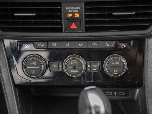 Used 2021 Volkswagen Jetta SE w/ SE Cold Weather Package FWD image 21