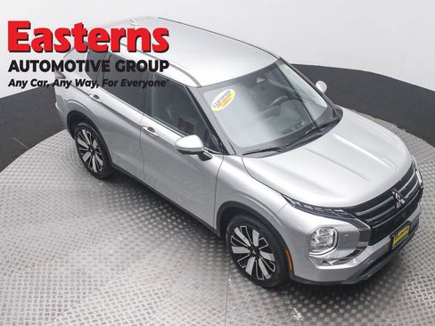 Used 2025 Mitsubishi Outlander SE AWD/4WD image 3