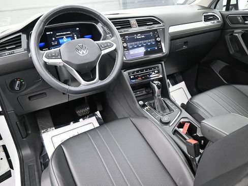 Used 2023 Volkswagen Tiguan SE w/ Panoramic Sunroof Package image 10