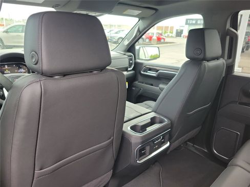New 2026 GMC Sierra 1500 SLT image 14