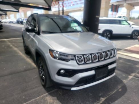Used 2025 Jeep Compass Limited AWD/4WD image 2