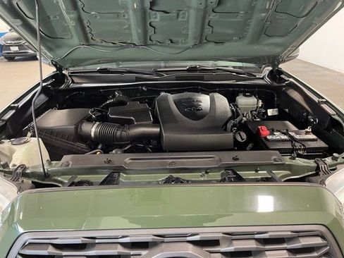 Used 2021 Toyota Tacoma TRD Off-Road w/ Technology Package AWD/4WD image 9