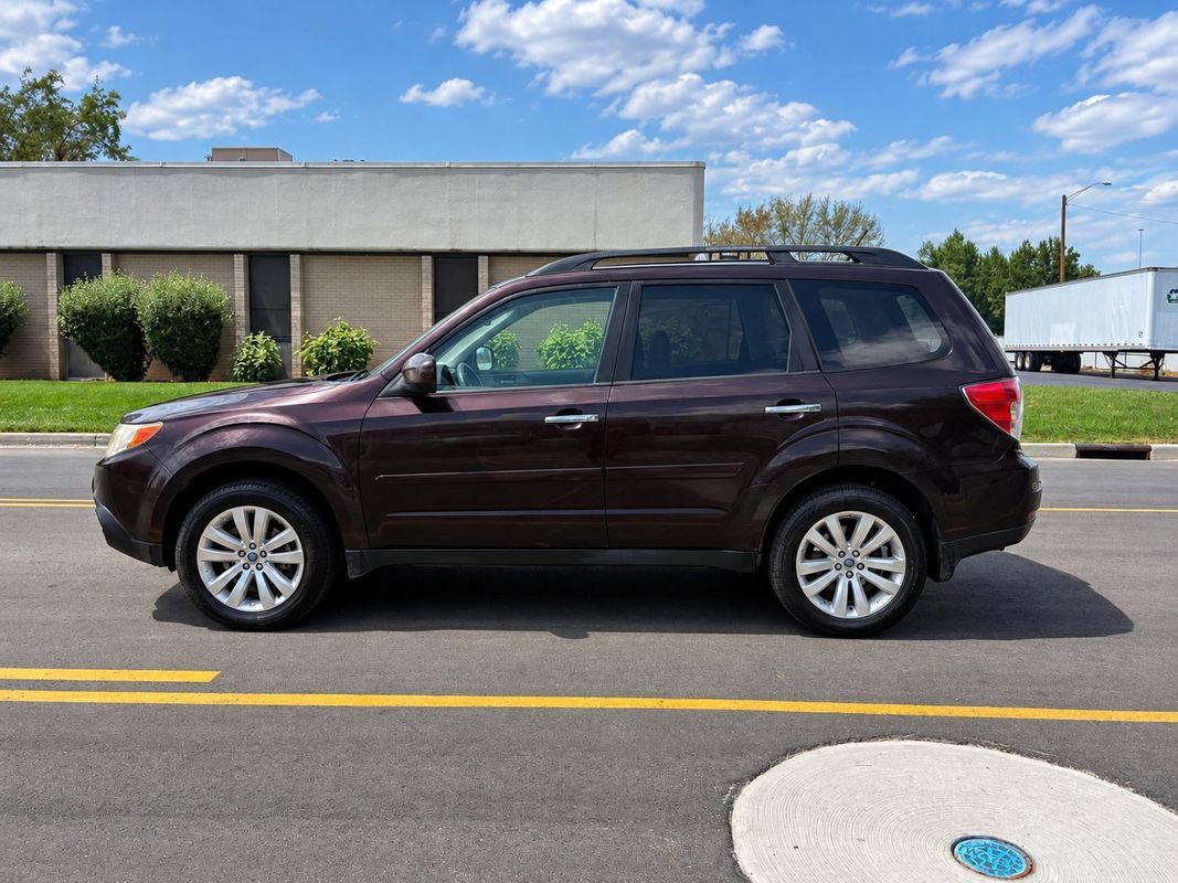 Used 2013 Subaru Forester 2.5X Premium w/ Popular Pkg 1 AWD/4WD image 2