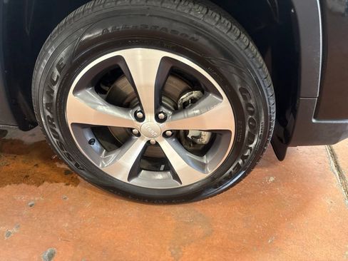 Used 2021 Jeep Cherokee Limited AWD/4WD image 9