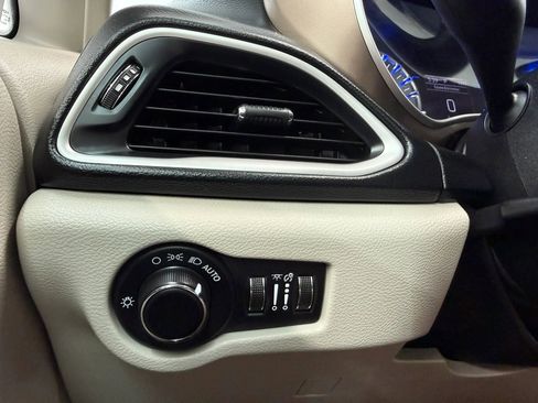 Used 2020 Chrysler Voyager Lxi FWD image 23