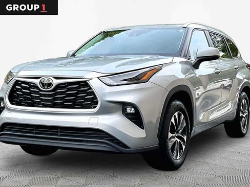Used 2023 Toyota Highlander XLE FWD image 1