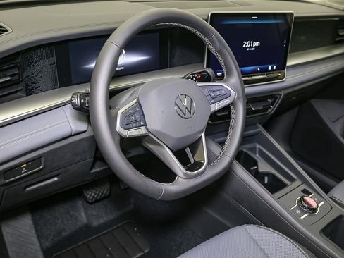 New 2025 Volkswagen Tiguan SE image 18