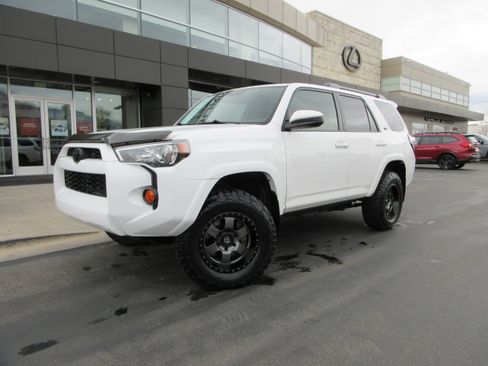 Used 2018 Toyota 4Runner SR5 image 1
