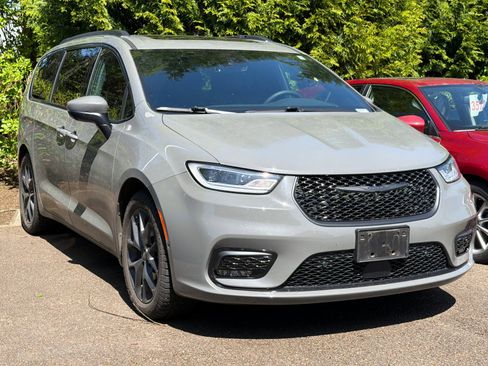 Used 2023 Chrysler Pacifica Touring-L w/ Uconnect Theater Family Group FWD image 2