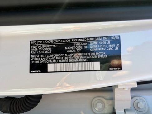 Used 2025 Volvo XC40 B5 Plus image 23