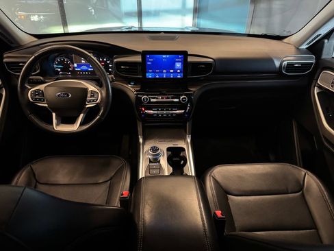 Used 2022 Ford Explorer Limited w/ Equipment Group 301A AWD/4WD image 9