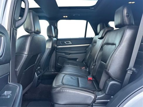 Used 2018 Ford Explorer XLT w/ Equipment Group 202A image 11