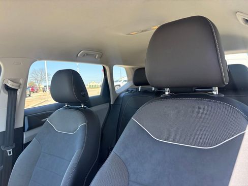 Used 2024 Volkswagen Taos SE image 11