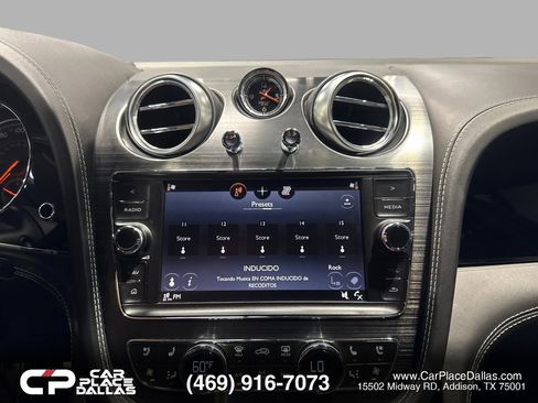 Used 2017 Bentley Bentayga AWD/4WD image 27