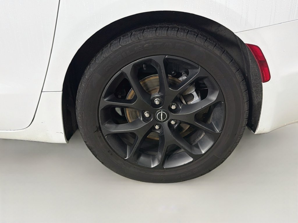 Used 2025 Chrysler Pacifica Limited FWD image 32