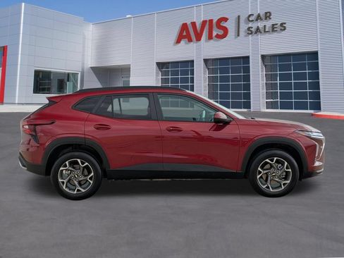 Used 2025 Chevrolet Trax LT w/ LT Convenience Package FWD image 5
