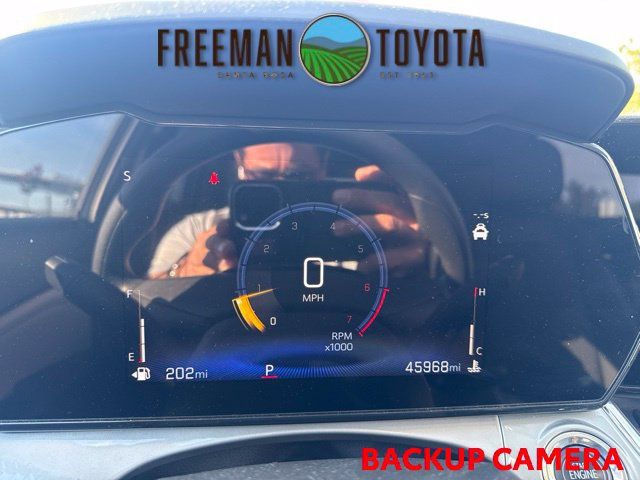 Used 2025 Chevrolet Trax LT FWD image 8