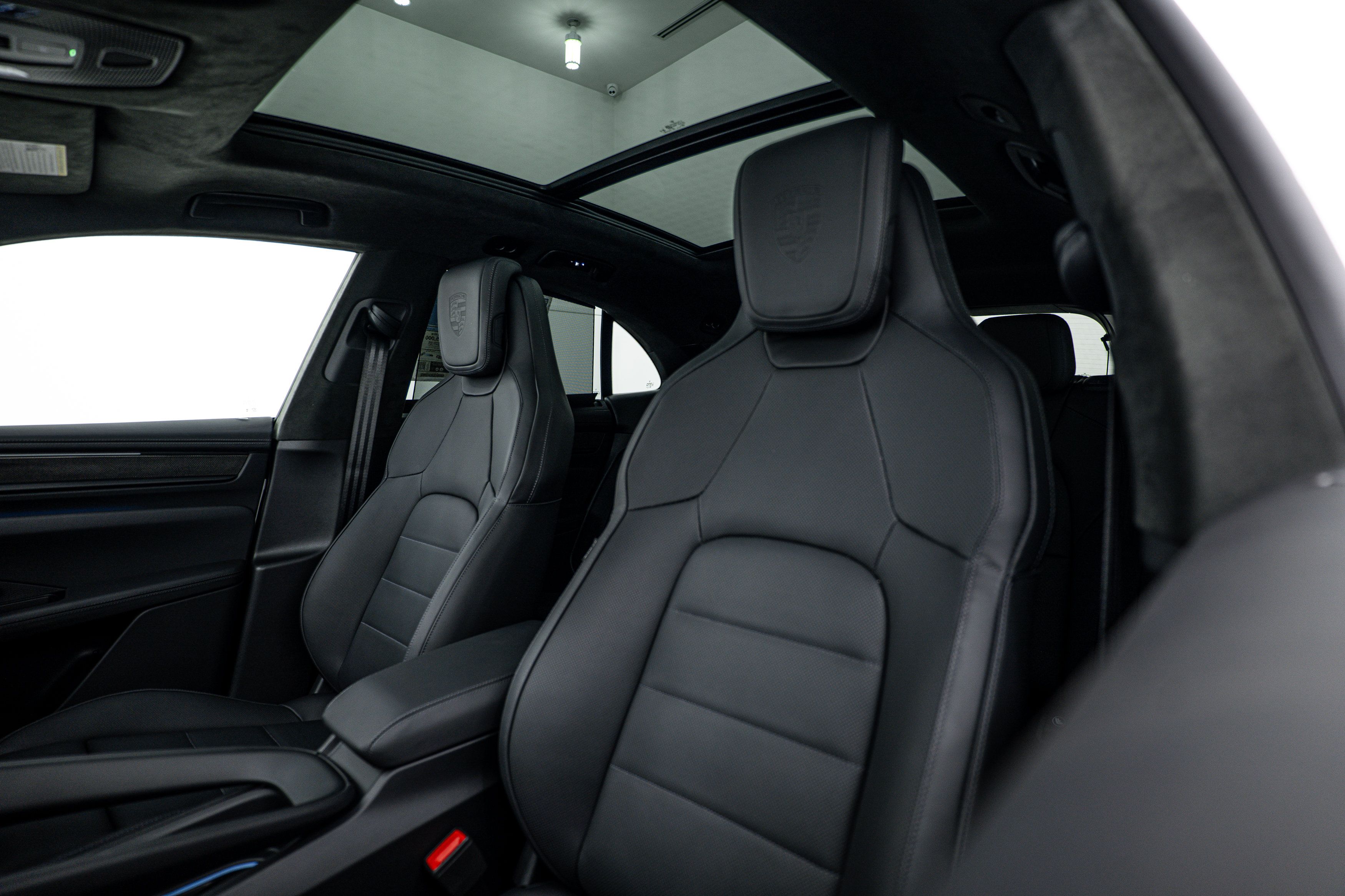 Certified 2025 Porsche Macan Turbo Electric AWD/4WD image 21