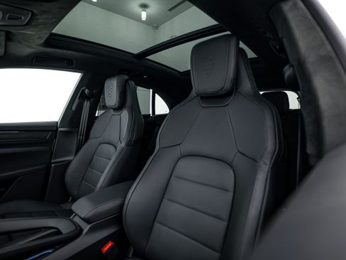 Certified 2025 Porsche Macan Turbo Electric AWD/4WD image 21