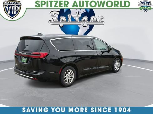 Used 2025 Chrysler Pacifica Select FWD image 9