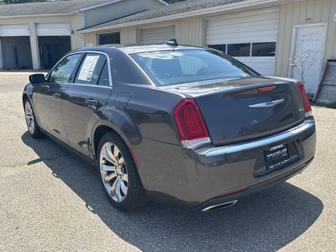 Used 2020 Chrysler 300 Touring L w/ Value Package RWD image 9