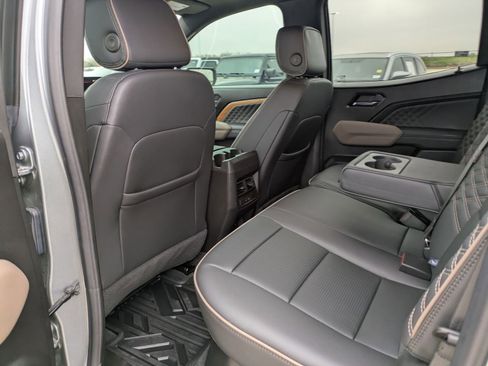 Used 2025 GMC Canyon Denali image 13