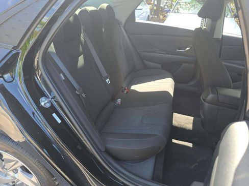 Used 2025 Hyundai Elantra SE FWD image 8