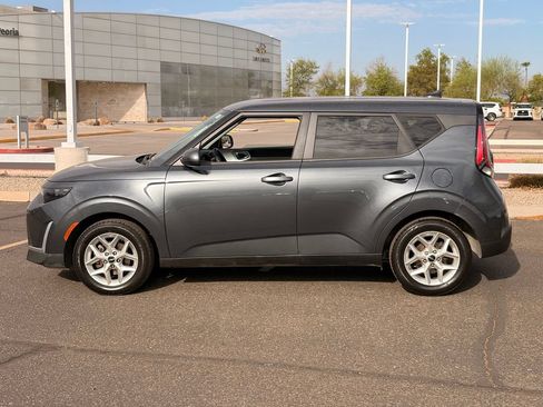 Used 2023 Kia Soul LX w/ LX Technology Package FWD image 3