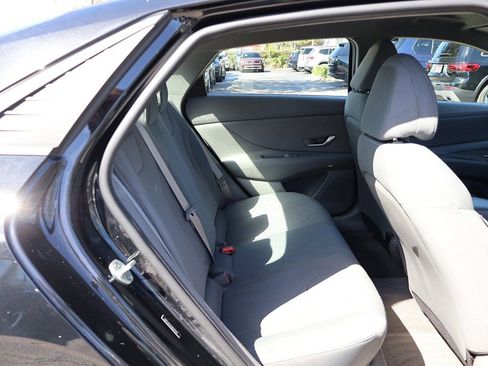 Used 2021 Hyundai Elantra SE image 30