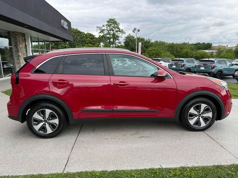 Used 2017 Kia Niro EX FWD image 22
